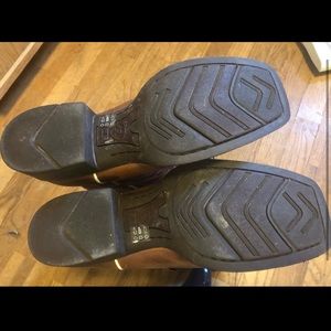 Gorgeous Ariat square toe boots size 8